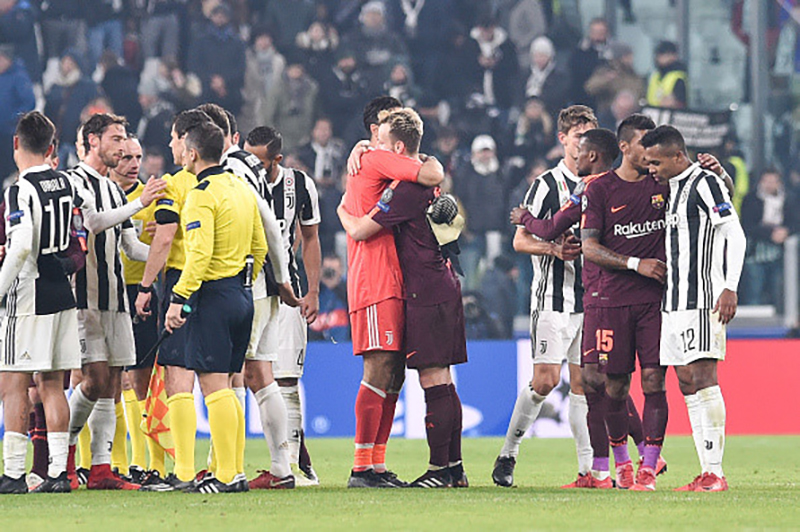 Huyền thoại Buffon cởi quần tặng fan